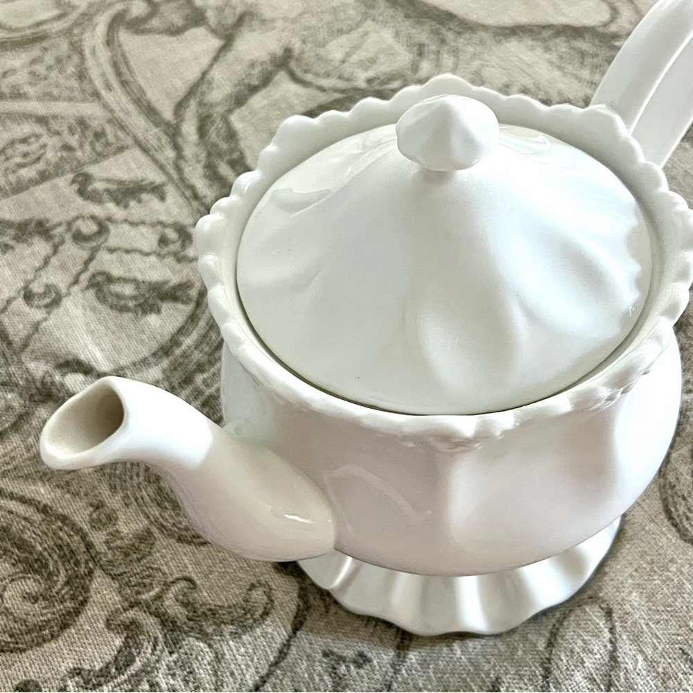NWT GRACE'S TEAWARE EUROPEAN STYLE CERAMIC VICTORIAN OFF WHITE TEA/COFFEE POT - Picture 10 of 14